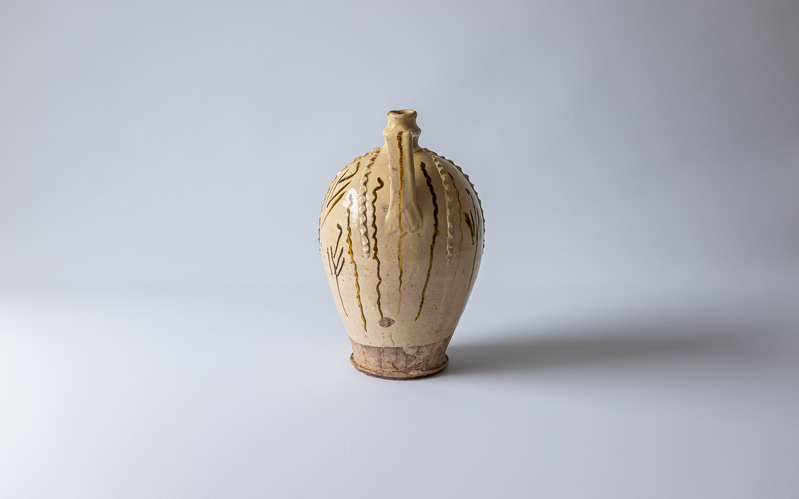 Glasierte Flasche mit dunklen Zeichnungen und Zierlienie, Süditalienische Keramik aus Kalabrien