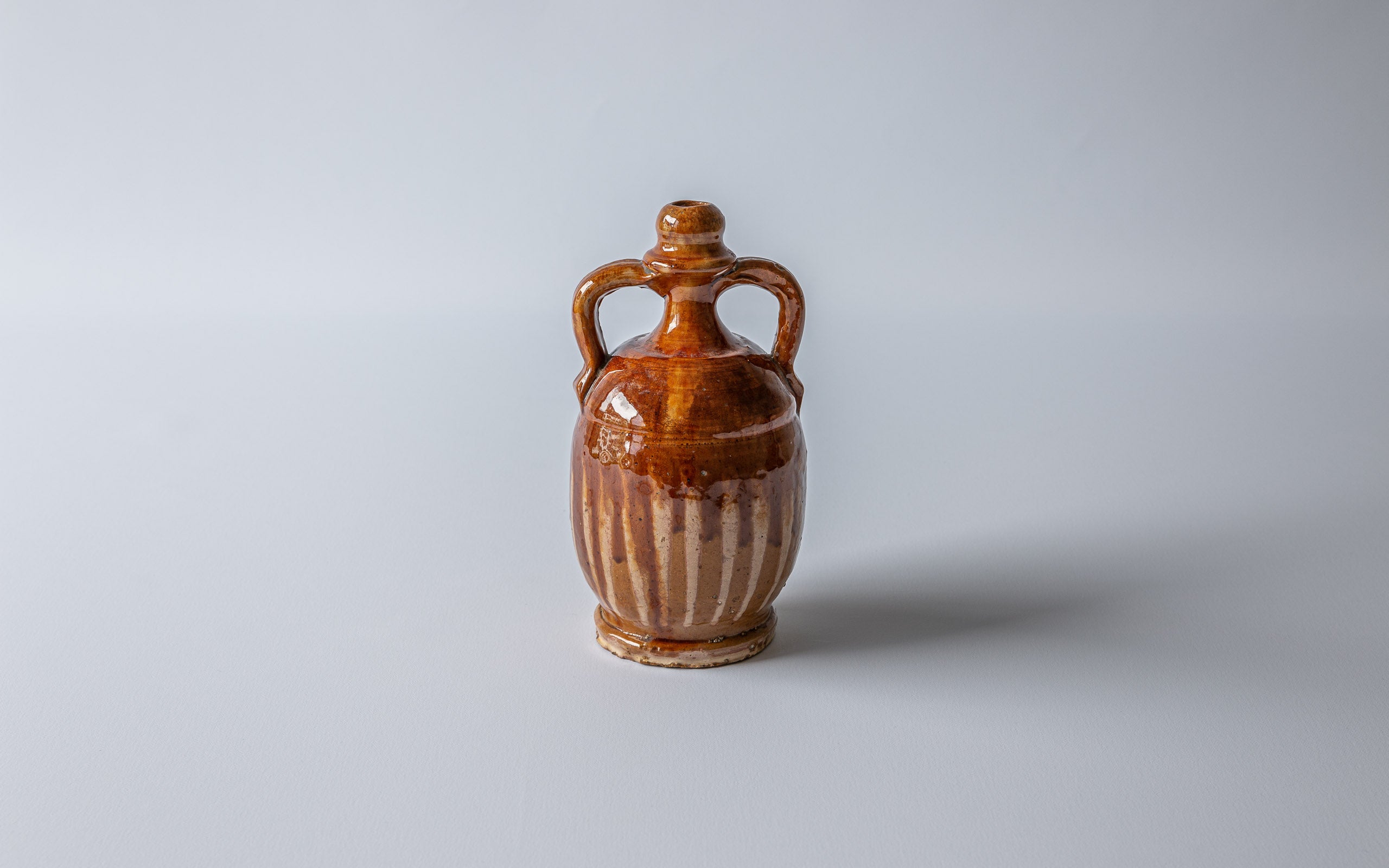 Kleines Oelgefäss mit Strahlendekor, Süditalienische Keramik
