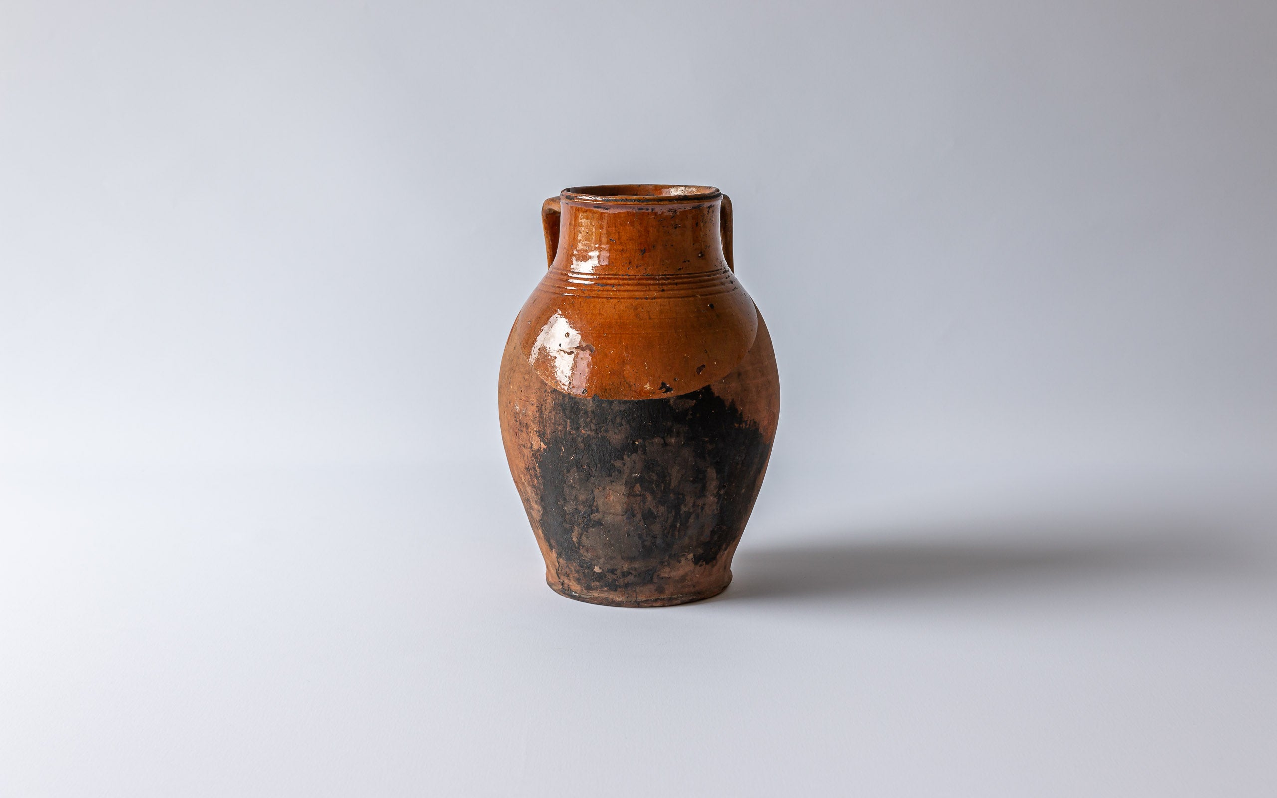Bohnenschmortopf mit teilweiser Glasur honigfarben und Schwärzung von Gebrauch, Süditalienische Keramik aus Apulien