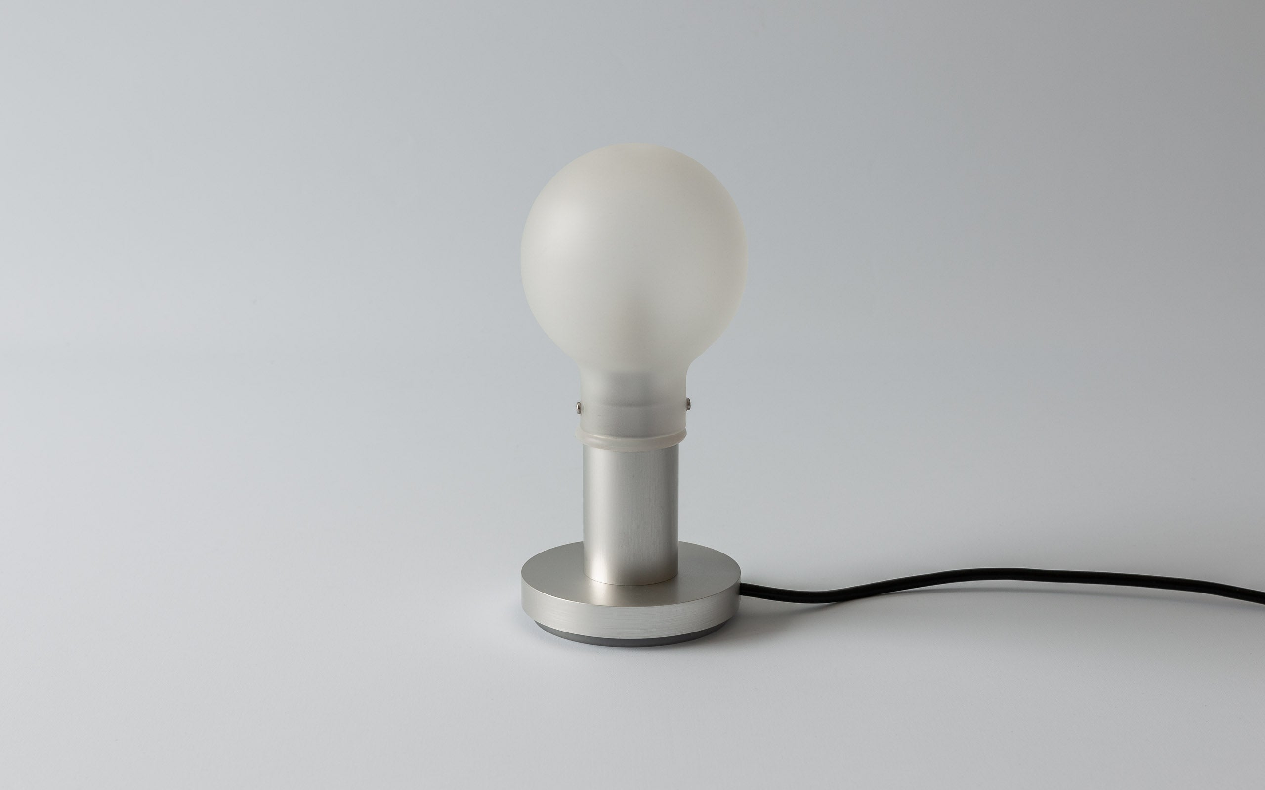 SL2.1 Tischleuchte, Aluminium eloxiert mit opalem Glas, G9 Halogen Leuchtmittel. Einmaliges Design von Peter Wigglesworth.