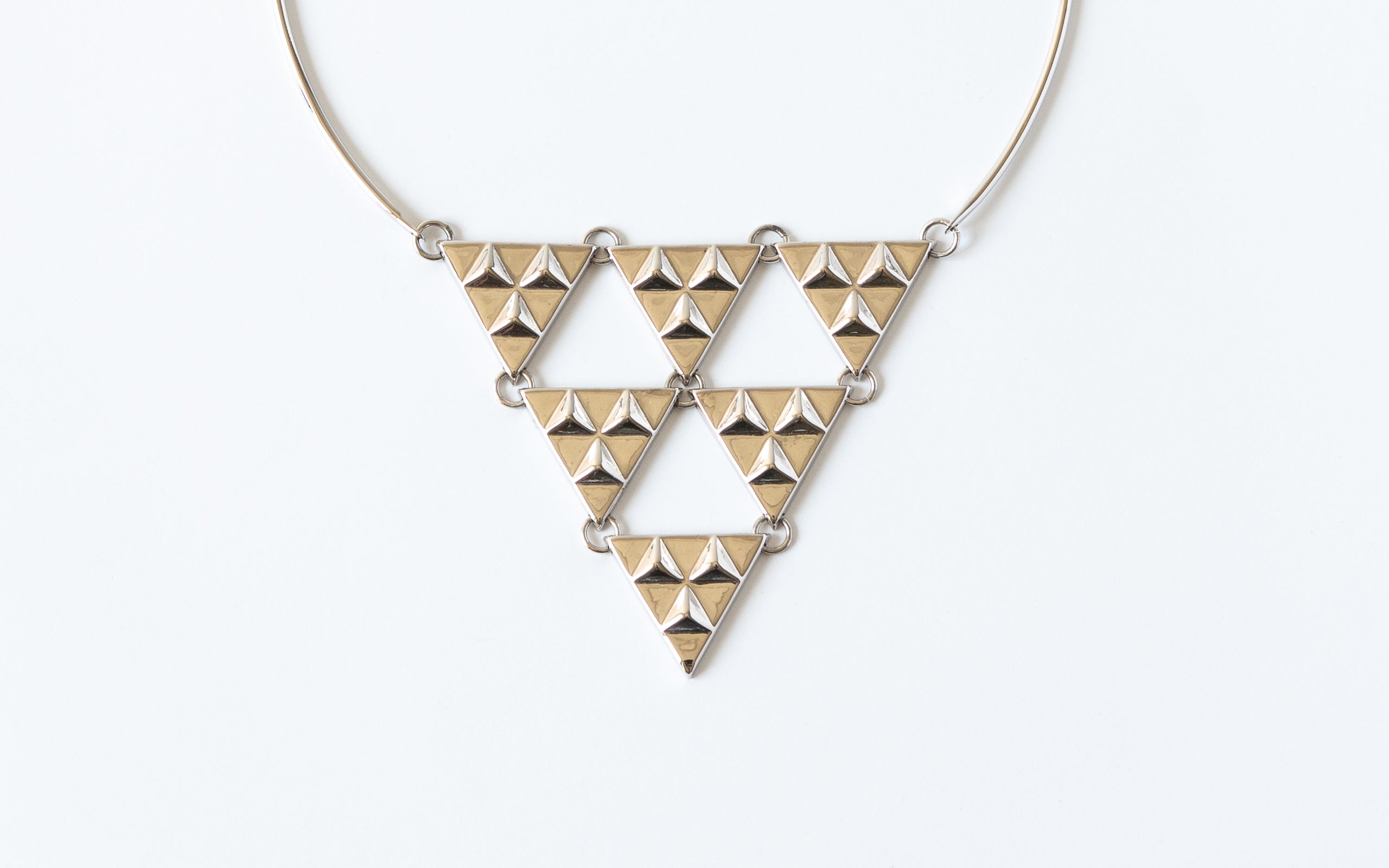 Detail Silberkette mit sechs Dreiecken.
