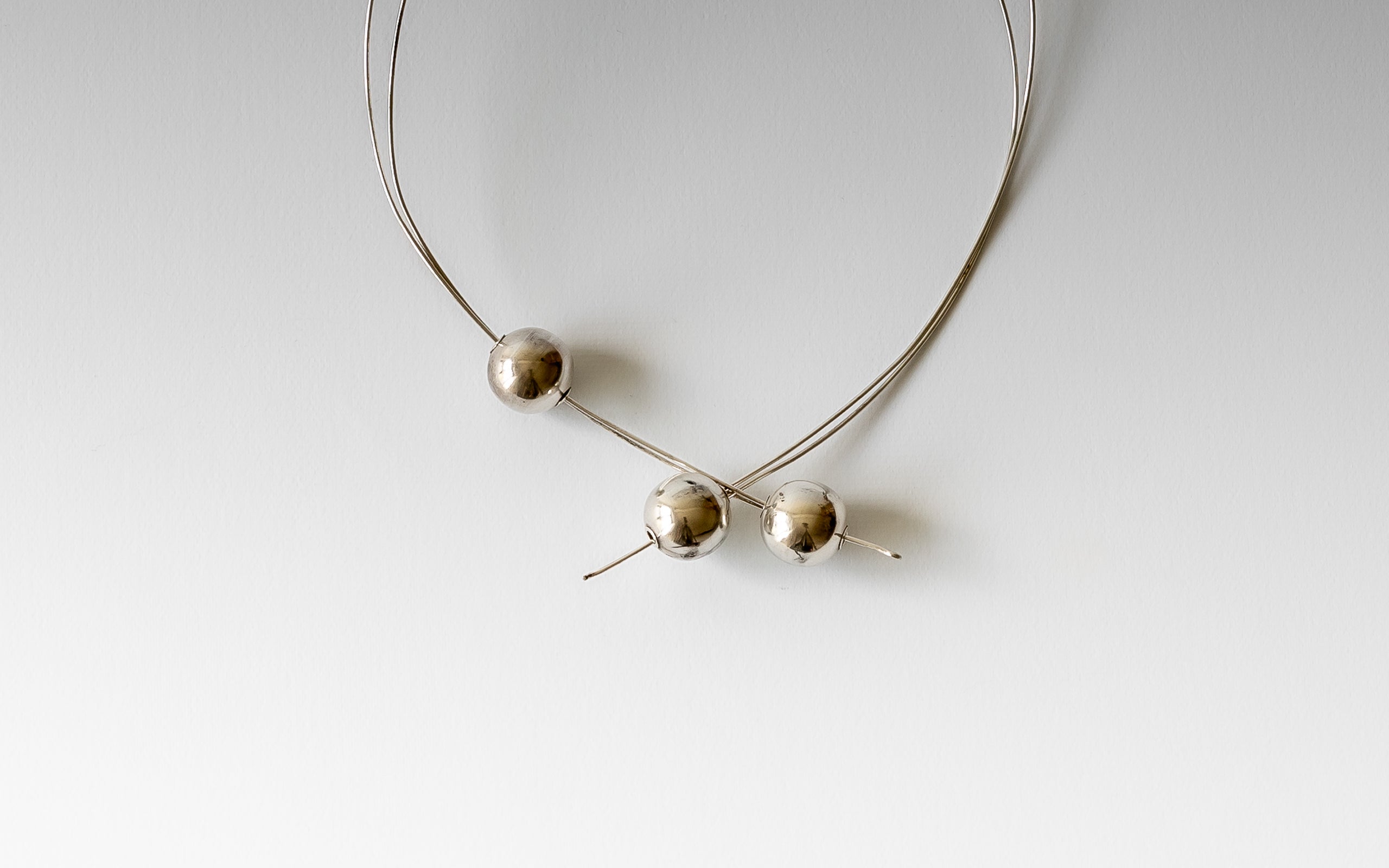 Detail von Halsreif Design Afra und Tobia Scarpa  Silber.