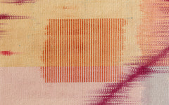 Detail des Ikat Teppichs in edler Wolle mit leichtem Glanz.
