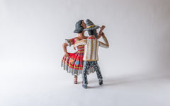 Traditionelle Tänzer 3: Bemalte Holzarbeit