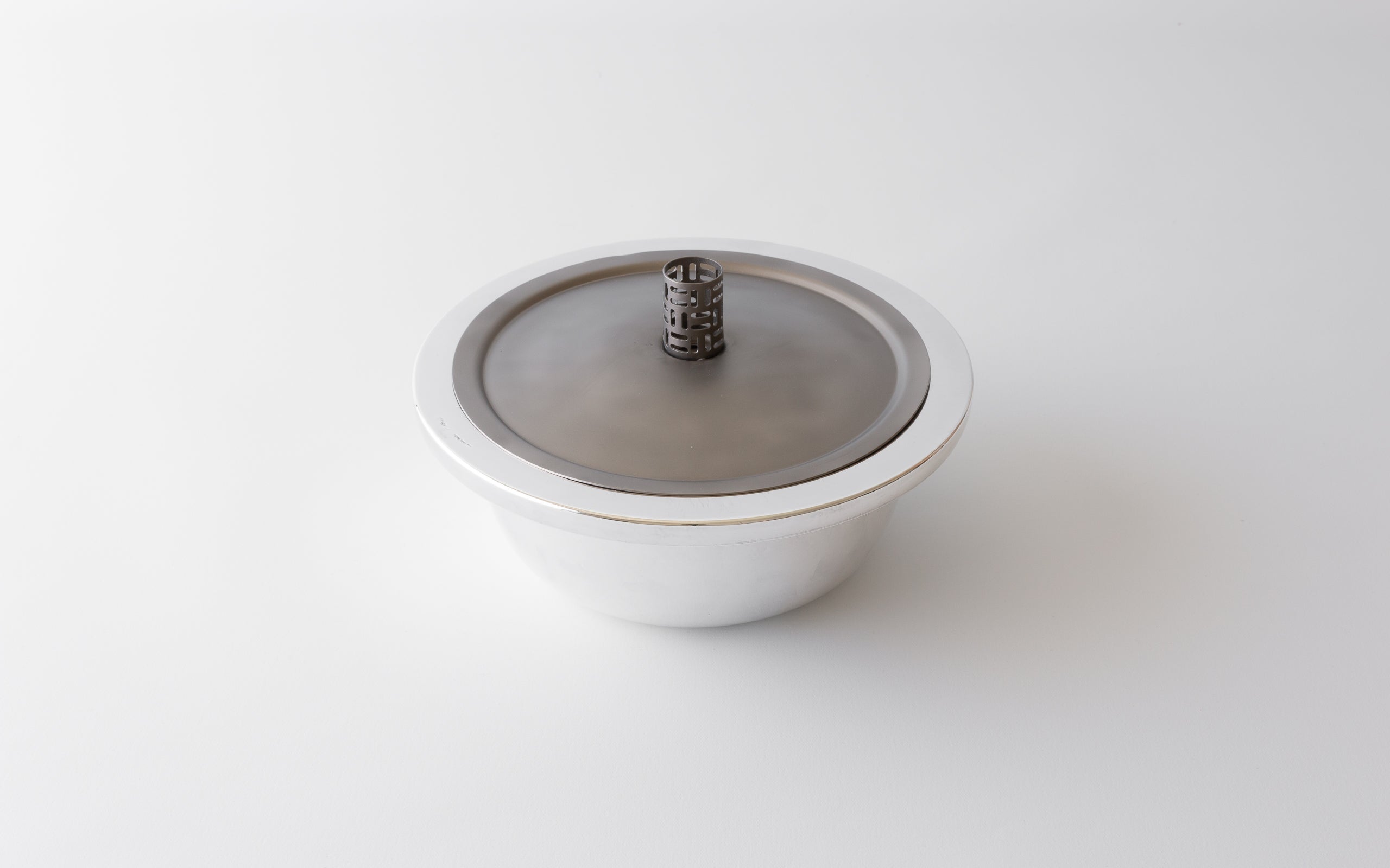 Risotto Pfanne aus reinem Silber mit Deckel aus Titanium.