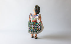 Traditionelle Tänzerin: Sicht von hinten zeigt die mit Bändern geflochtenen Zöpfe, das Kleid, von Agustin Cruz Tinoco, Oaxaca