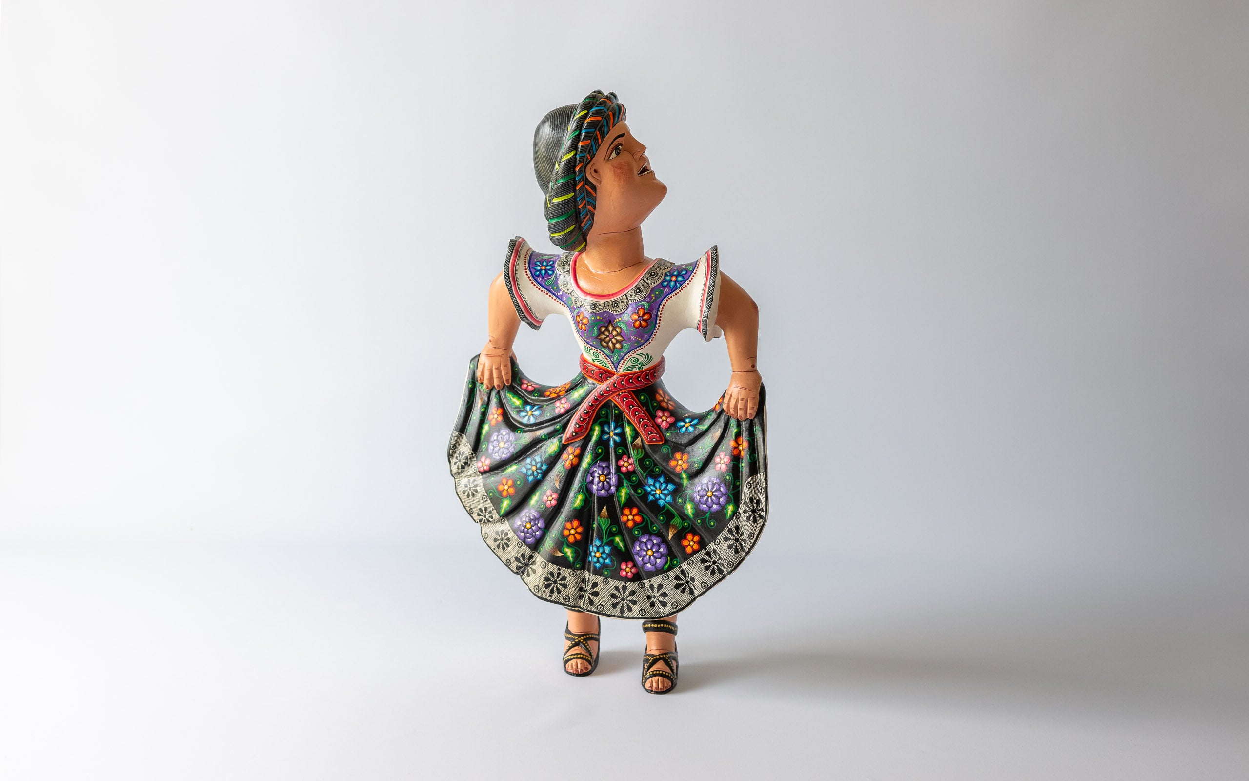 Traditionelle Tänzerin: Handgeschnitzte Holarbeit mit farbiger Bemalung des traditionellen Kostümes von Oaxaca- frontal
