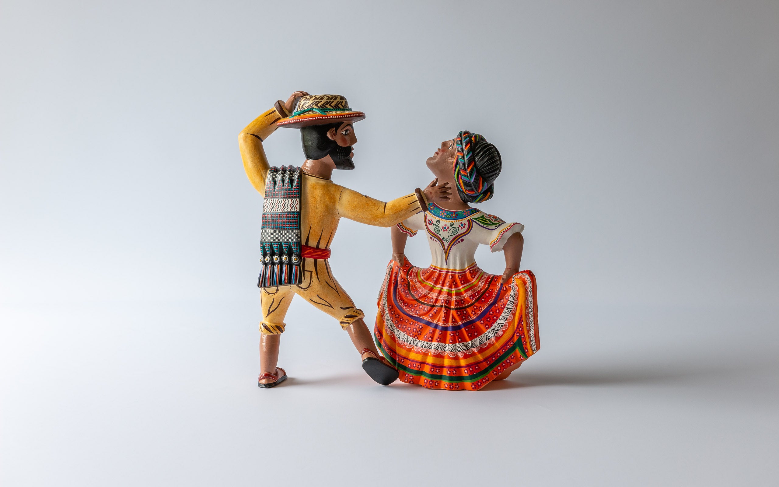 Traditionelle Tänzer: Sicht von hinten des Paares in farbigen Kostümen von Oaxaca