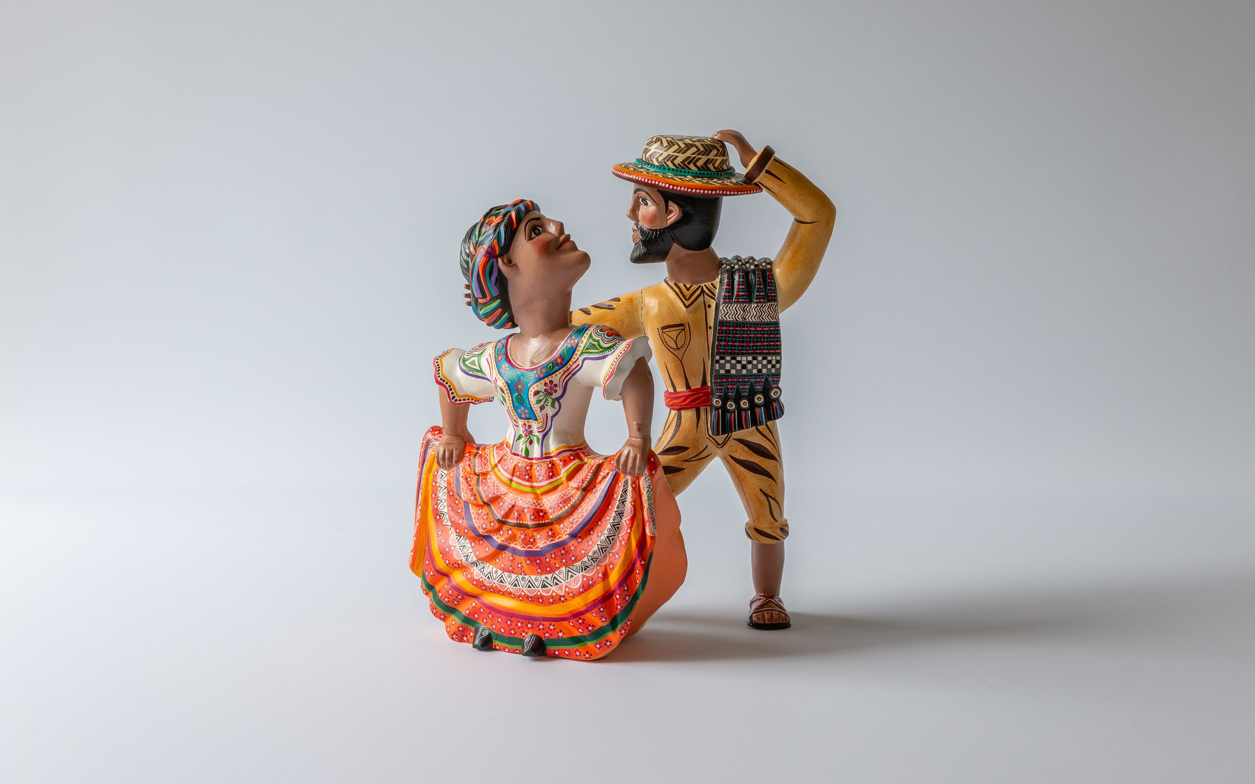 Traditionelle Tänzer: Das Paar dreht sich im Tanz, Kunsthandwerk aus Oaxaca