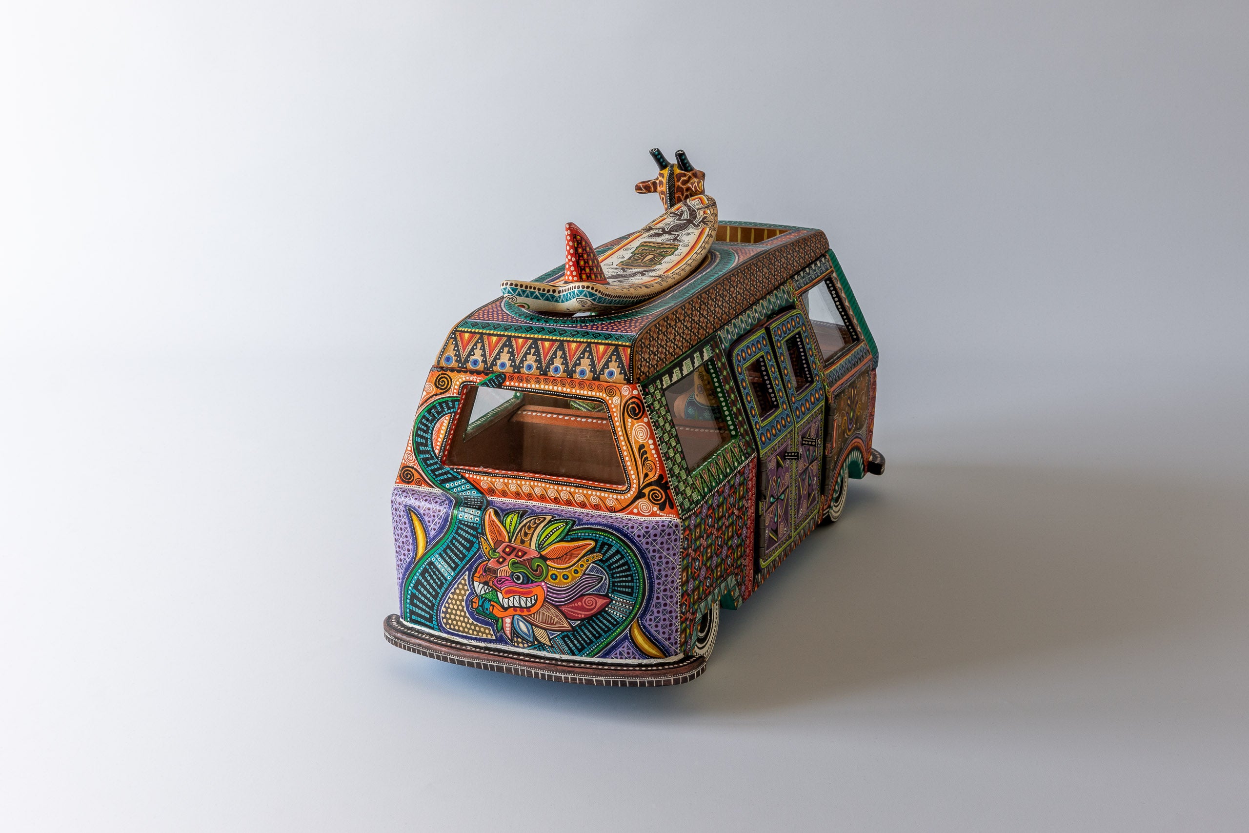 VW Kombi Surfen: Bemalte Holzarbeit