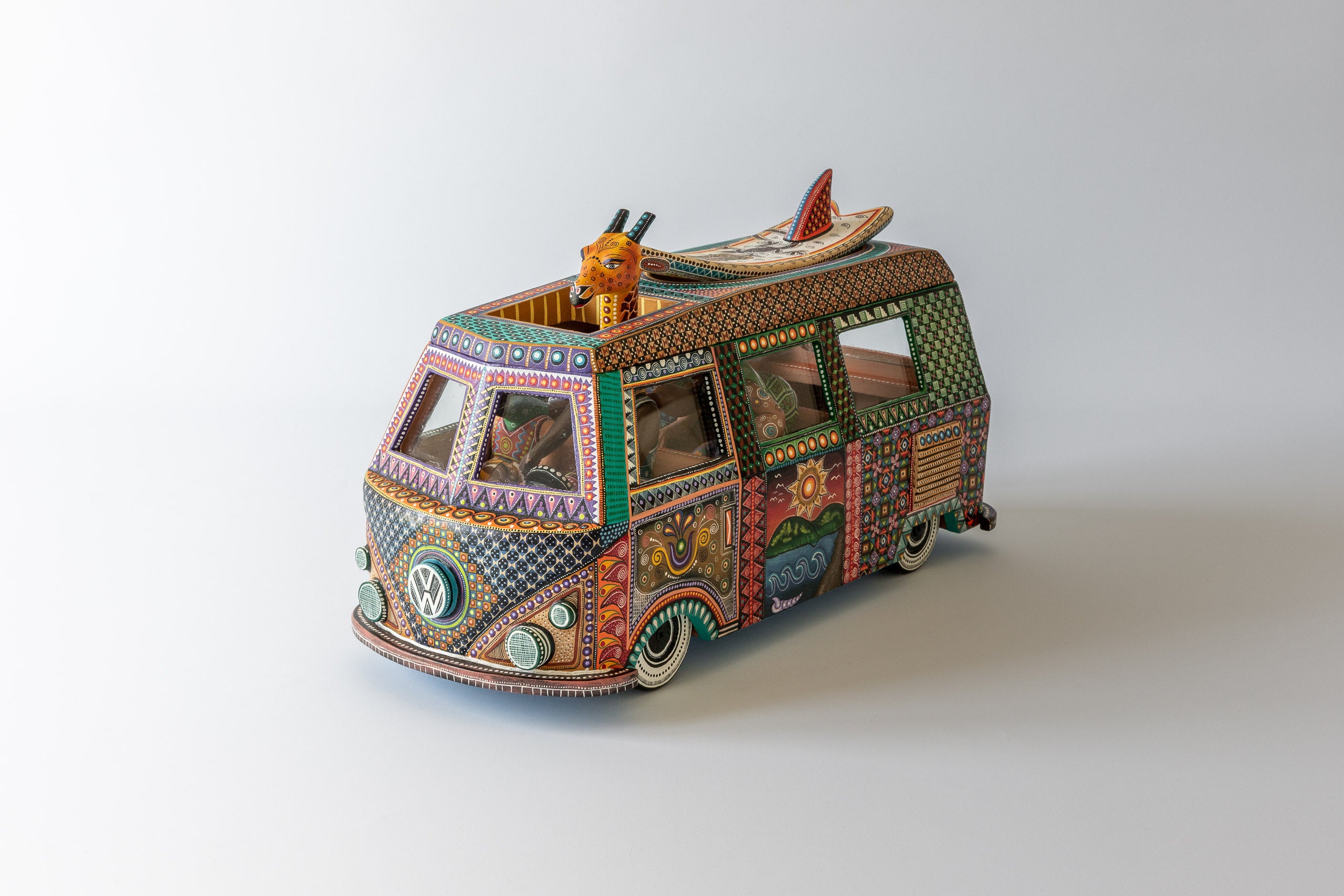 VW Kombi Surfen: VW Kombi in Fahrt - Front und Seite