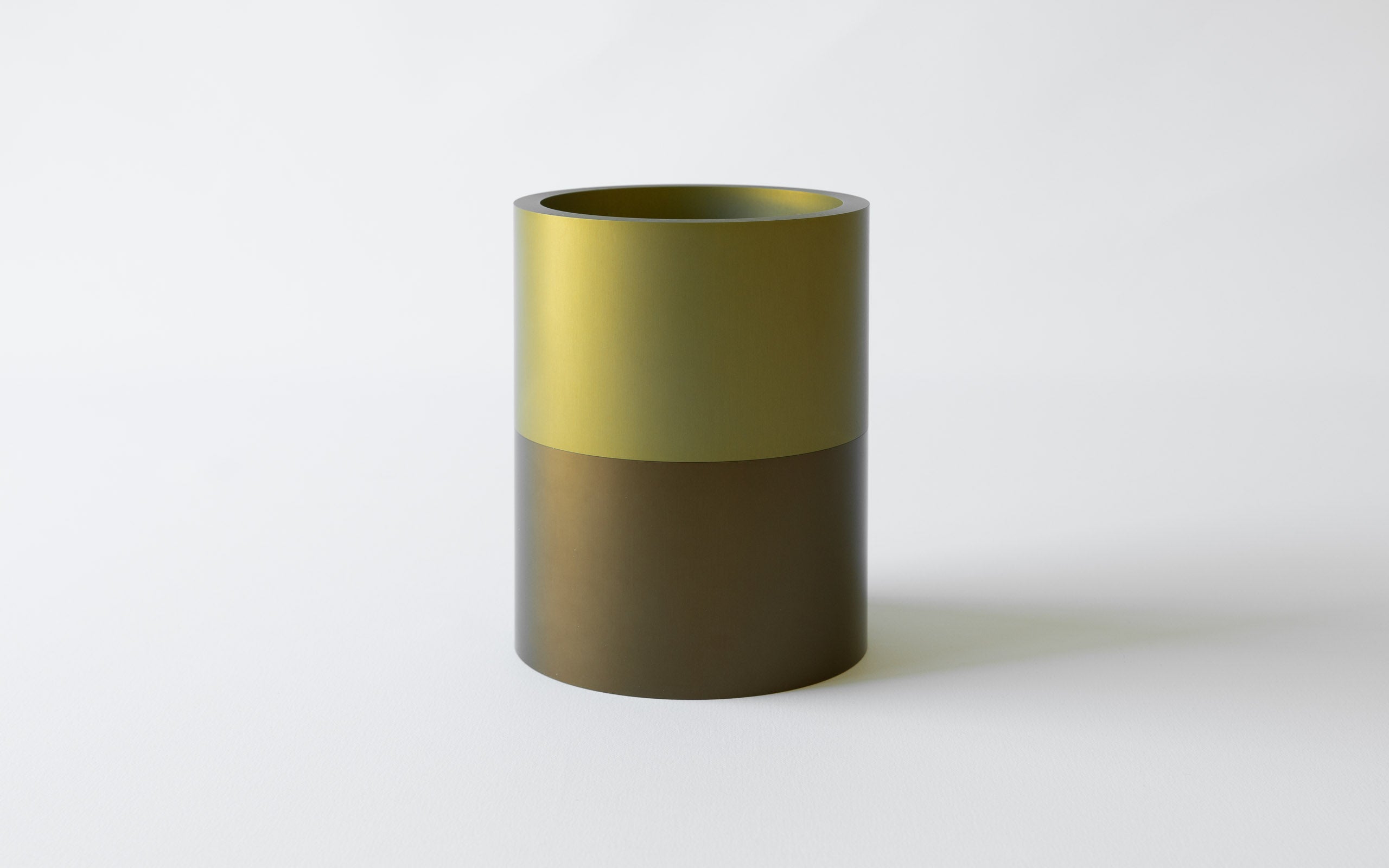 Eloxierte Aluminium Vase in drei Teilen und drei Farben - Bronze, Gelbbronze, Gelb.