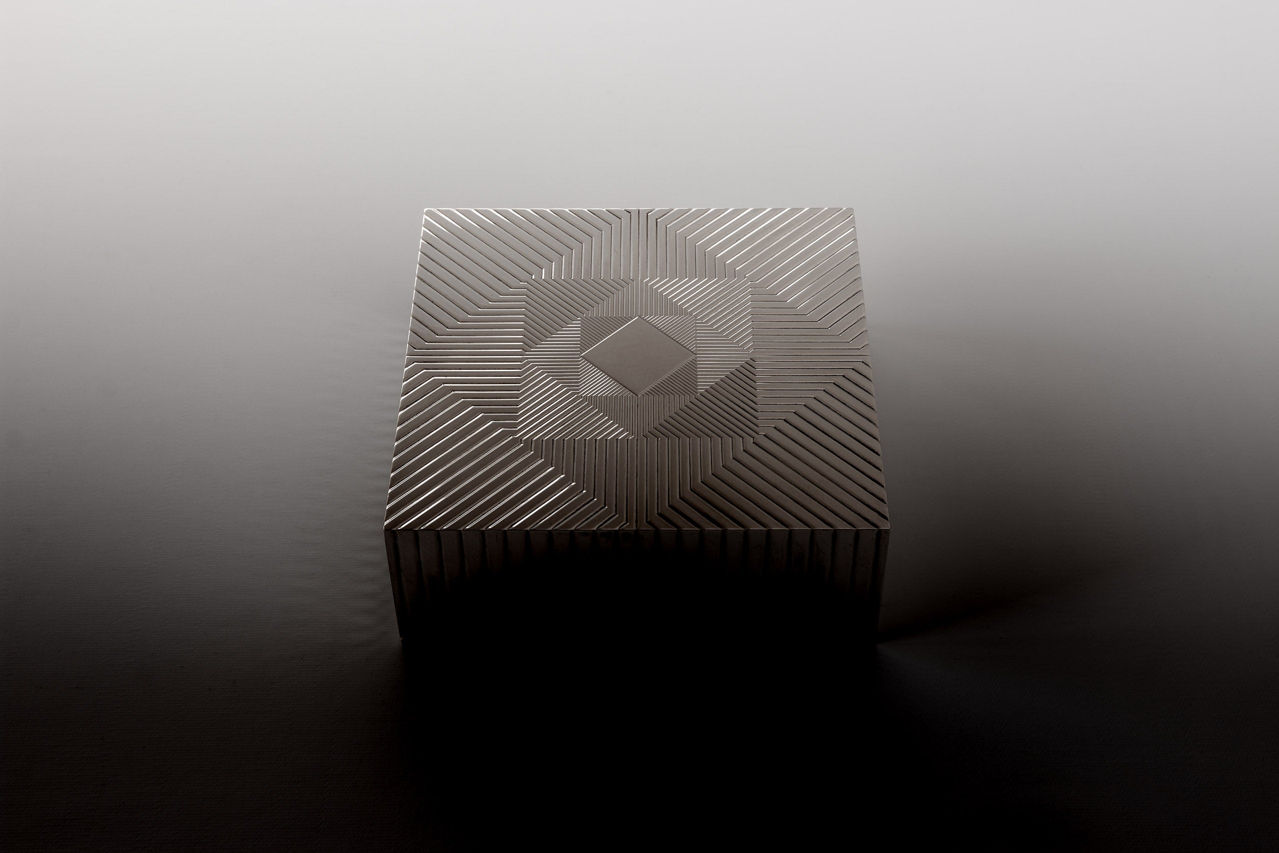 Guilloche Schachtel in 925 Silber mit geometrischem Design 